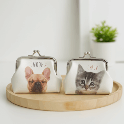 Porta Moedas Woof e Meow - Compacto e Prático, Modelos de Cão ou Gato, Fecho Seguro, Ideal para Amantes de Animais, Presente Perfeito, 8x9cm, Tecido de Poliuretano e Metal