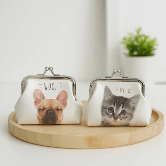 Porta Moedas Woof e Meow - Compacto e Prático, Modelos de Cão ou Gato, Fecho Seguro, Ideal para Amantes de Animais, Presente Perfeito, 8x9cm, Tecido de Poliuretano e Metal