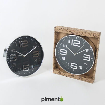 Relógio de Parede - Preto - Design Simples e Minimalista, Fundo Preto com Números e Rebordo em Prateado, Destaque para os Números 3, 6, 9 e 12, Ideal para Sala, Escritório ou Cozinha, Funciona a Pilha (1x AA não incluída), Dimensões Compactas, Ótima Prenda Decorativa