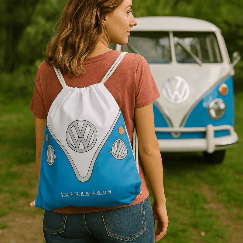 Bolsa com Cordão Volkswagen Pão de Forma Azul - 42x34x0.5 cm, Material Poliéster, Design Oficial VW, Perfeita para Transporte de Bens Pessoais, Passeios ou Dia-a-Dia, Ótima Prenda para Amantes de Volkswagen