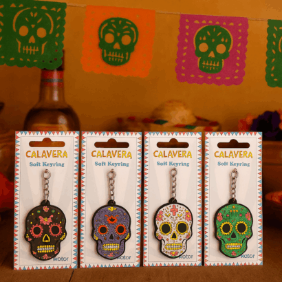 Porta-Chaves Caveira Mexicana - Disponível em quatro cores (Branco, Preto, Roxo, Verde), Feito de PVC e Metal, Dimensões: 5.5 cm (Altura) x 4 cm (Largura), Design Divertido e Colorido, Ideal para Chaves e Acessórios, Ótima Prenda para Amantes de Caveiras