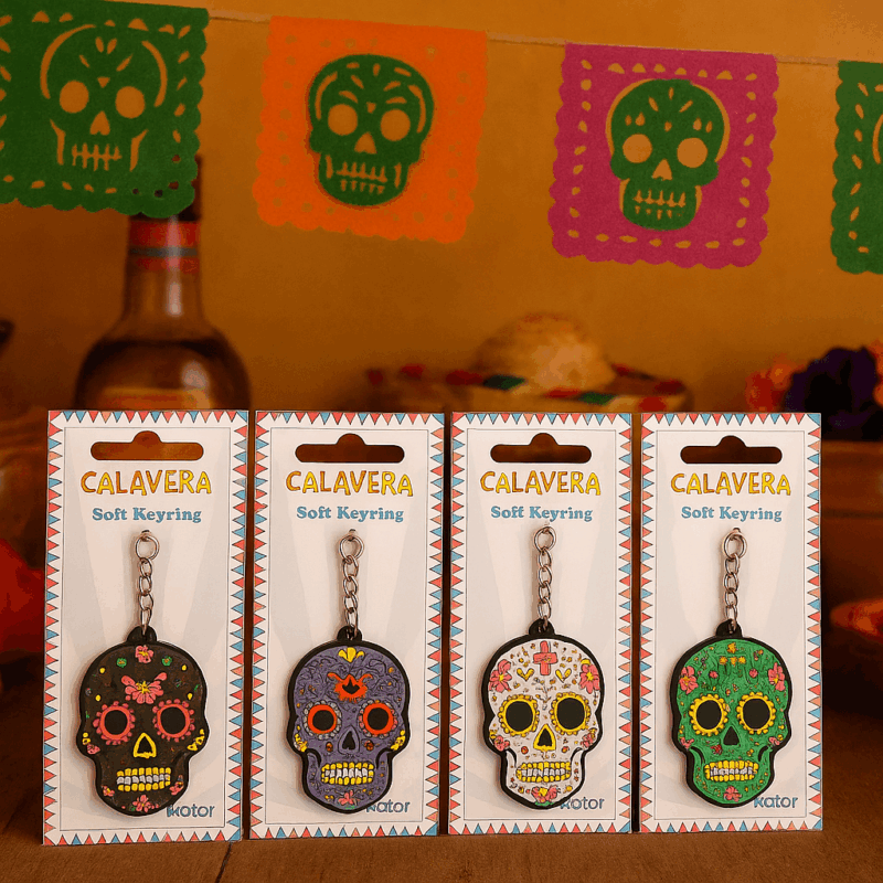 Porta-Chaves Caveira Mexicana - Disponível em quatro cores (Branco, Preto, Roxo, Verde), Feito de PVC e Metal, Dimensões: 5.5 cm (Altura) x 4 cm (Largura), Design Divertido e Colorido, Ideal para Chaves e Acessórios, Ótima Prenda para Amantes de Caveiras