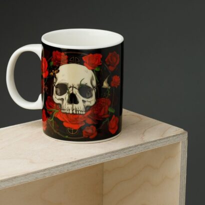 Caneca de Porcelana - Caveiras e Rosas - 300ml, Design Gótico Elegante, Ideal para Estilos Alternativos, Feita de Porcelana de Alta Qualidade, Apta para Micro-ondas, Excelente Prenda para Amantes de Arte Gótica