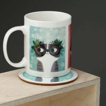 Conjunto de Caneca e Base “Planeta dos Gatos” 300 ml – Feito de Porcelana de Alta Qualidade, Apto para Micro-ondas e Máquina de Lavar Loiça, Inclui Porta-copos Correspondente, Perfeito para Presentes de Natal