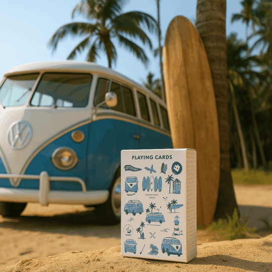 Cartas de Jogo Volkswagen VW Camper Bus Explore – Baralho com 52 Cartas + 2 Jokers, Design Inspirado no Clássico Volkswagen, Feito de Cartão e Papel, Ótima Prenda para Fãs de Carros e Aventureiros