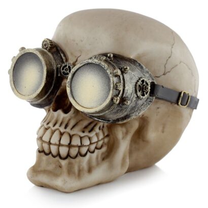 Caveira Decorativa Estilo Punk – Com Óculos Desportivos – Design Rebelde em Resina, Detalhes Realistas, Ideal para Decoração Alternativa e Temática, Dimensões: 11,5 × 10,5 × 14 cm