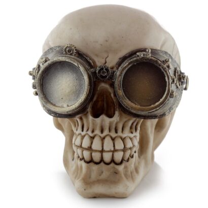 Caveira Decorativa Estilo Punk – Com Óculos Desportivos – Design Rebelde em Resina, Detalhes Realistas, Ideal para Decoração Alternativa e Temática, Dimensões: 11,5 × 10,5 × 14 cm