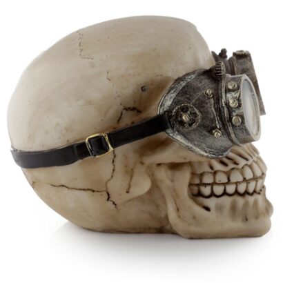 Caveira Decorativa Estilo Punk – Com Óculos Desportivos – Design Rebelde em Resina, Detalhes Realistas, Ideal para Decoração Alternativa e Temática, Dimensões: 11,5 × 10,5 × 14 cm