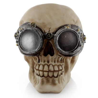 Caveira Decorativa Estilo Punk – Com Óculos Desportivos – Design Rebelde em Resina, Detalhes Realistas, Ideal para Decoração Alternativa e Temática, Dimensões: 11,5 × 10,5 × 14 cm