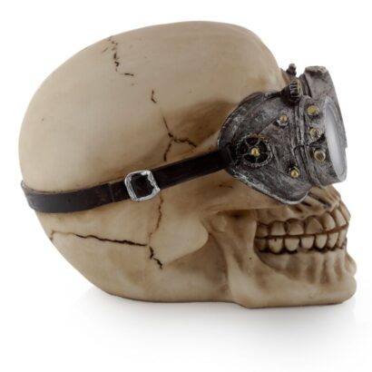 Caveira Decorativa Estilo Punk – Com Óculos Desportivos – Design Rebelde em Resina, Detalhes Realistas, Ideal para Decoração Alternativa e Temática, Dimensões: 11,5 × 10,5 × 14 cm