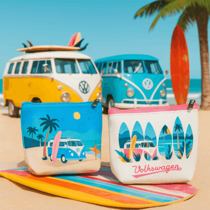 Carteira PVC – Volkswagen VW T1 Camper Bus The Waves are Calling – Design Oficial VW, Compacta e Durável, Fecho Seguro em Metal, Dimensões: 8,5 × 11 × 3 cm, Ideal para Viagem e Uso Diário
