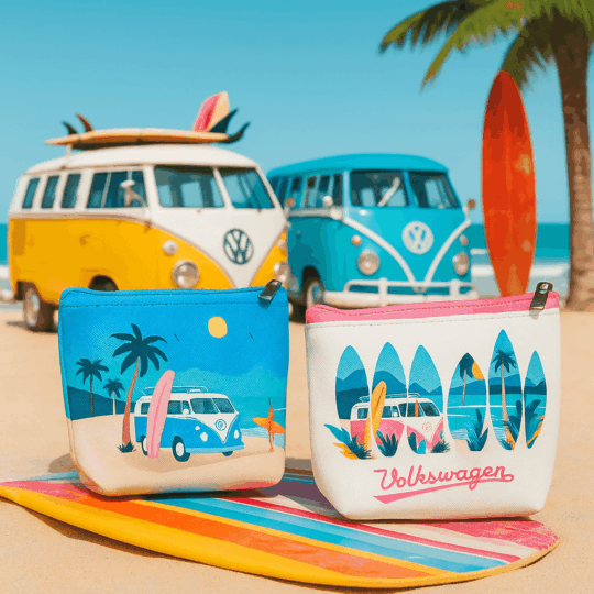 Carteira PVC – Volkswagen VW T1 Camper Bus The Waves are Calling – Design Oficial VW, Compacta e Durável, Fecho Seguro em Metal, Dimensões: 8,5 × 11 × 3 cm, Ideal para Viagem e Uso Diário