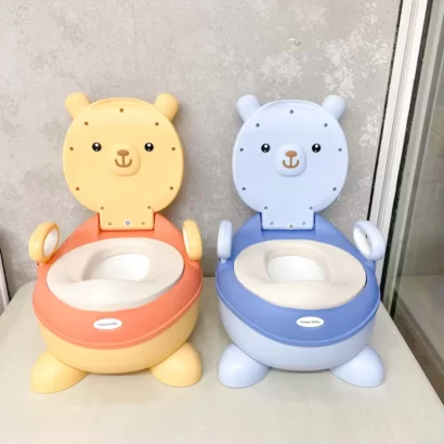 Cadeirinha de Bacio para Crianças – Design Adorável com Ursinho, Assento Acolchoado Ergonómico, Encosto Alto e Apoios de Braço, Taça Removível para Limpeza Fácil, Base Antiderrapante, Portátil e Leve