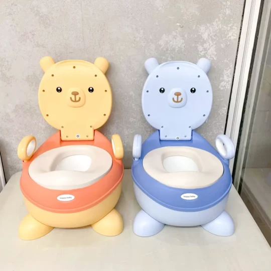Cadeirinha de Bacio para Crianças – Design Adorável com Ursinho, Assento Acolchoado Ergonómico, Encosto Alto e Apoios de Braço, Taça Removível para Limpeza Fácil, Base Antiderrapante, Portátil e Leve