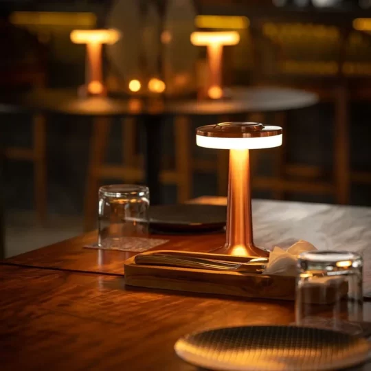 Candeeiro LED de Mesa Recarregável USB – Lâmpada Touch com 3 Intensidades de Luz, Mudança de Cor, Autonomia até 5h, Base Antiderrapante e Design Moderno