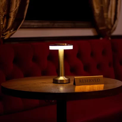 Candeeiro LED de Mesa Recarregável USB – Lâmpada Touch com 3 Intensidades de Luz, Mudança de Cor, Autonomia até 5h, Base Antiderrapante e Design Moderno