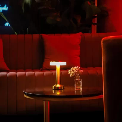 Candeeiro LED de Mesa Recarregável USB – Lâmpada Touch com 3 Intensidades de Luz, Mudança de Cor, Autonomia até 5h, Base Antiderrapante e Design Moderno