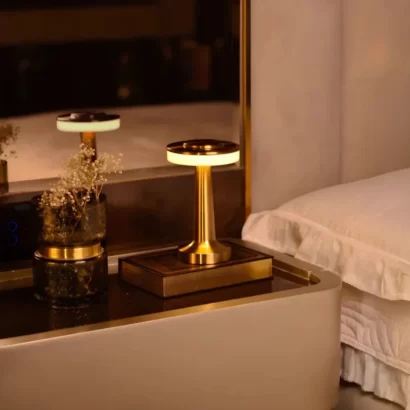 Candeeiro LED de Mesa Recarregável USB – Lâmpada Touch com 3 Intensidades de Luz, Mudança de Cor, Autonomia até 5h, Base Antiderrapante e Design Moderno