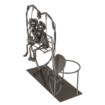 Suporte para Garrafa em Metal – Casal no Baloiço dentro de um Coração, Design Romântico e Criativo, Ideal para Exibir Garrafas de Vinho, Material Resistente e Durável, Dimensões: 27 × 9 × 20 cm