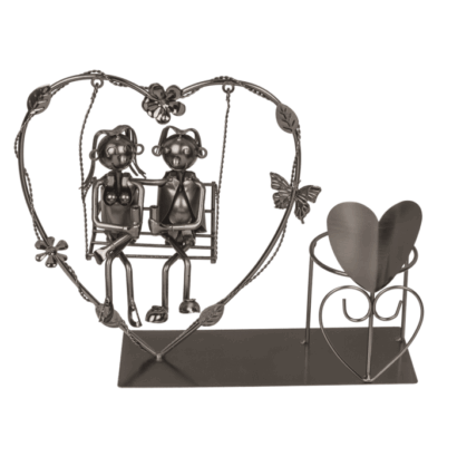 Suporte para Garrafa em Metal – Casal no Baloiço dentro de um Coração, Design Romântico e Criativo, Ideal para Exibir Garrafas de Vinho, Material Resistente e Durável, Dimensões: 27 × 9 × 20 cm